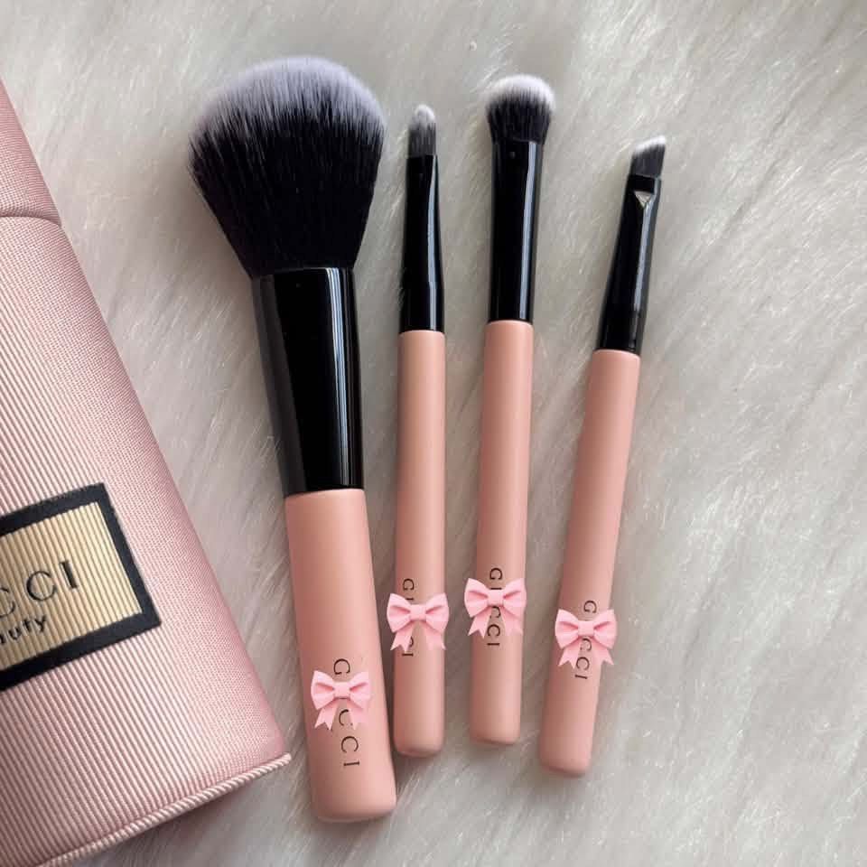 Gucci Brush Travel Set (Category: Makeup) located in Pasay City. Submitted by fortellebeauty.mnl (Listing ID 1468387411, Image 2). Description: GWP Gucci Brush Set Travel Set 💯 GUARANTEED AUTHENTIC. ✅ Ready for shipping/pick up 📩 SEND ME A DM IG&FB Page: @fortellebeauty.mnl.