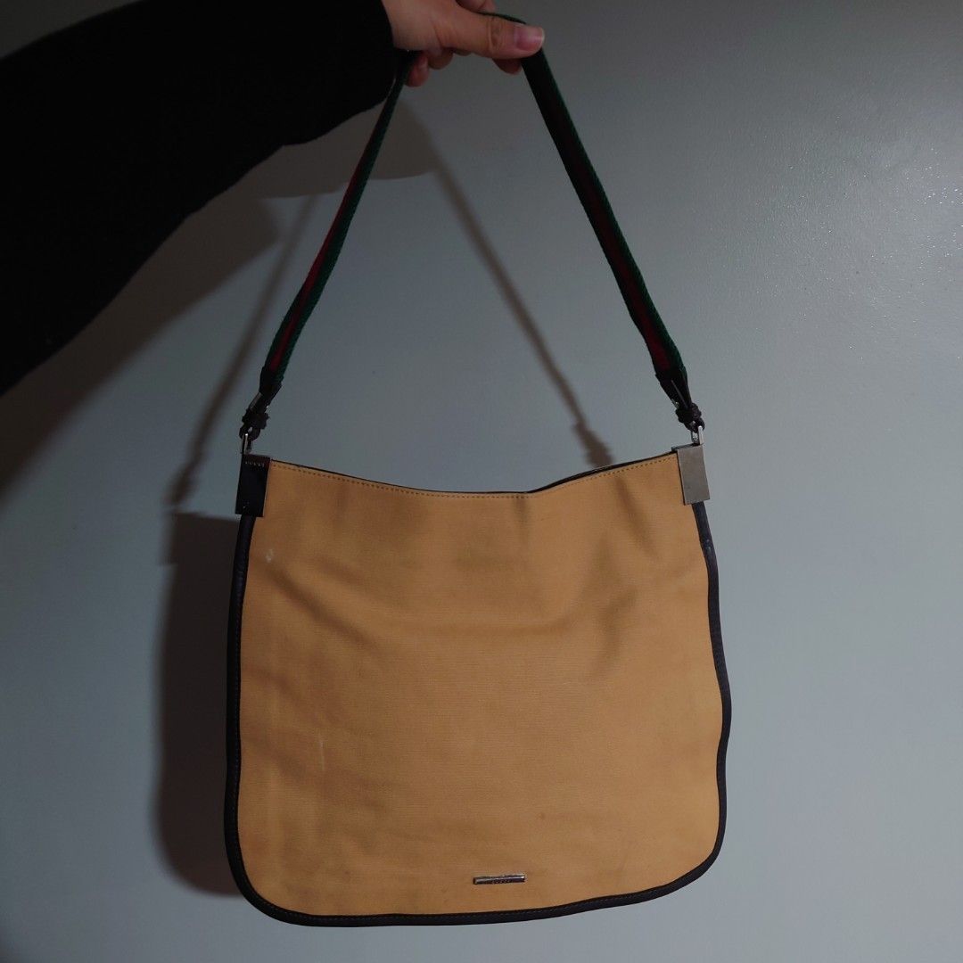Gucci shoulder bag (Category: Luxury Bags & Wallets) located in Baguio. Submitted by bellaluna01 (Listing ID 1468455106, Image 2). Description: .