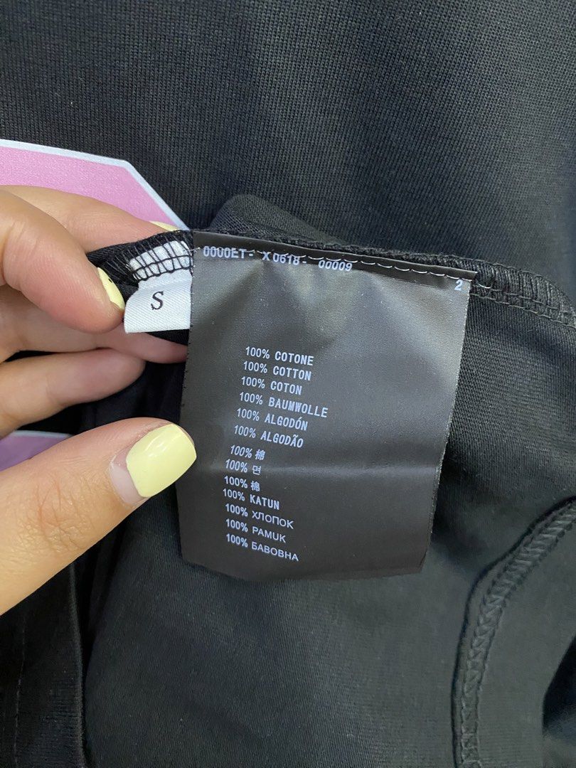 GUCCI SWEATER (Category: Luxury Apparel) located in Baguio. Submitted by lairdegawd_06 (Listing ID 1468462341, Image 3). Description: Dimes-22x28 S-M Excellent condition 10/10 color rate No flaw Complete tags Check photos for more details.