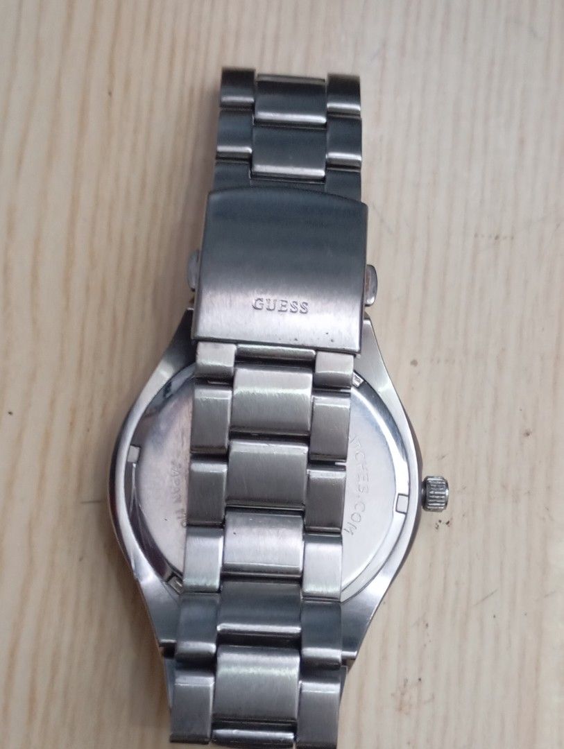 Guess (Category: Men's Watches) located in Las Pinas. Submitted by quick_deals_great_finds2 (Listing ID 1468337655, Image 3). Description: Original good working condition 42mm large fits wrist 7 inches.