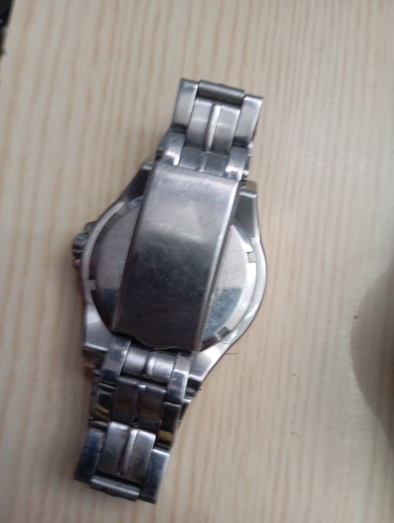 Guess (Category: Women's Watches) located in Las Pinas. Submitted by quick_deals_great_finds2 (Listing ID 1468338021, Image 3). Description: Original good working condition Quartz with battery.