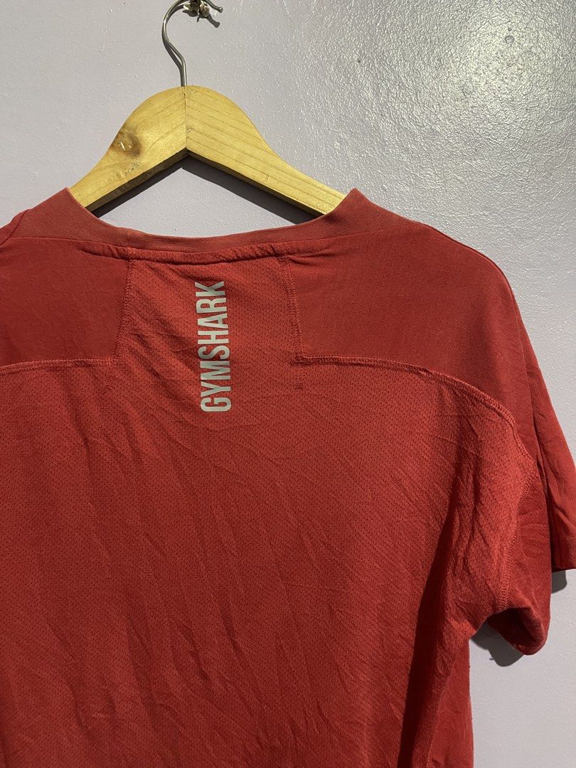 Gymshark Compression Shirt (Category: Tshirts & Polo Shirts ) located in Angeles City. Submitted by andreiboughts (Listing ID 1468414944, Image 2). Description: Length: 28 Width: 17 Condition: 9/10 Color rate: 9/10 Issue (s): Stretched Neckline / Bacon Complete Tags ✅ Medium on tag Made in Bangladesh.