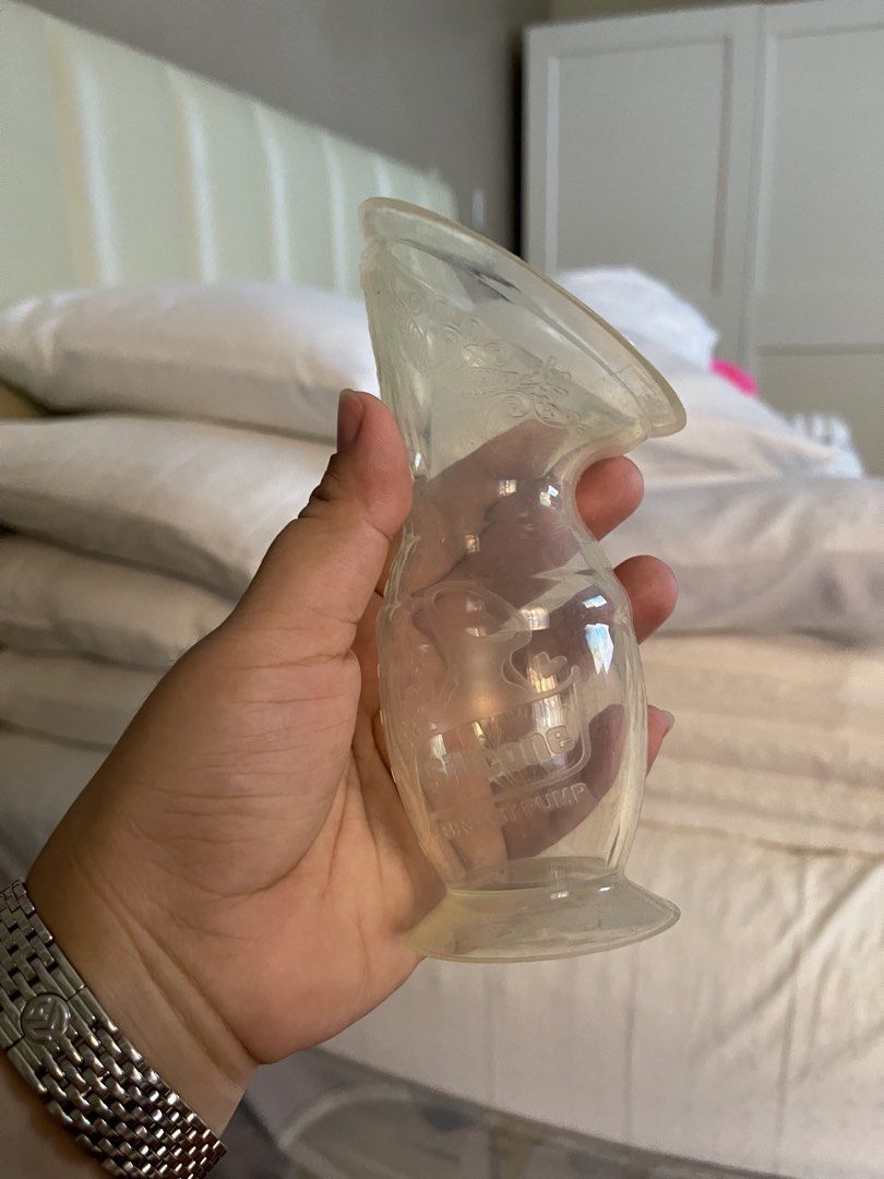 Haakaa Silicone Manual Breast Pump (authentic!) (Category: Breastfeeding & Bottle Feeding) located in Quezon City. Submitted by hammy86 (Listing ID 1468340973, Image 1). Description: - Clear silicone manual breast pump - Features a stable flat suction base so it stands on its own - Pretty floral pattern engraved around the top rim - Easy to use and clean - Ideal for collecting let-down milk or daily nursing sessions -haakaa! This is real I have m