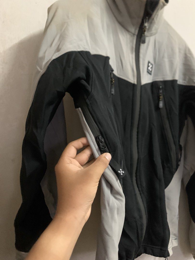 HAGLOFS sofshell windstopper jacket (Category: Coats, Jackets and Outerwear) located in Shah Alam. Submitted by buyie_ (Listing ID 1468343083, Image 3). Description: P 20 L 27.