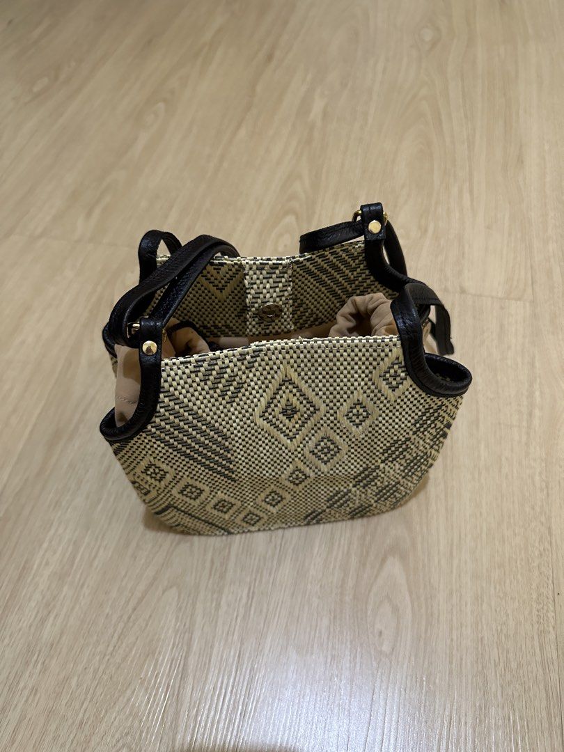 Halohalo Gaia Bag in Black (Category: Shoulder Bags) located in Batangas. Submitted by anjmxx (Listing ID 1468352621, Image 3). Description: - Halohalo Gaia Bag in Black - Bought directly from the website (original receipt in photos) - With dust bag - Used 4x only - No issues RFS: I prefer big bags now (as a mom 😅).