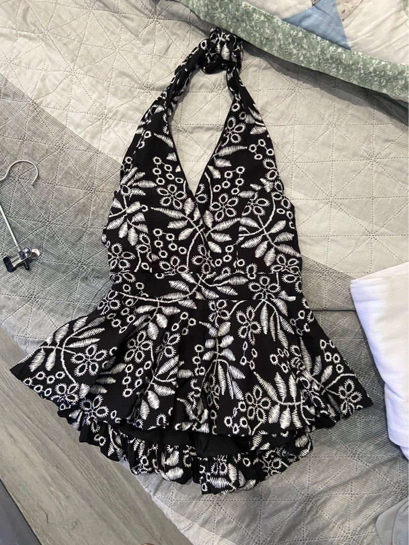 halter top (Category: Sleeveless) located in Santa Rita. Submitted by viorr (Listing ID 1468332392, Image 1). Description: S-M.