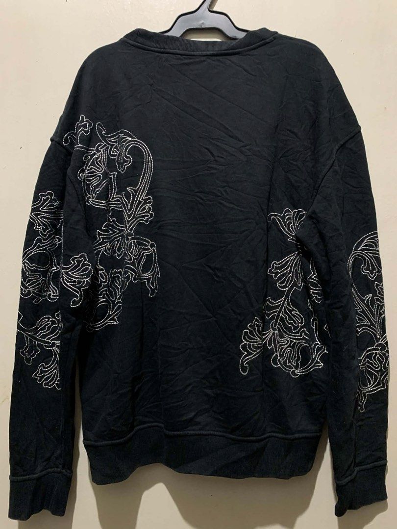 Hard to find thrift (Category: Luxury Apparel) located in Marikina City. Submitted by poypoy07 (Listing ID 1468362158, Image 2). Description: Versace Baroque Embroidered Sweatshirt Size M - A74739 Mainline Made in Italy Authentic 100%.
