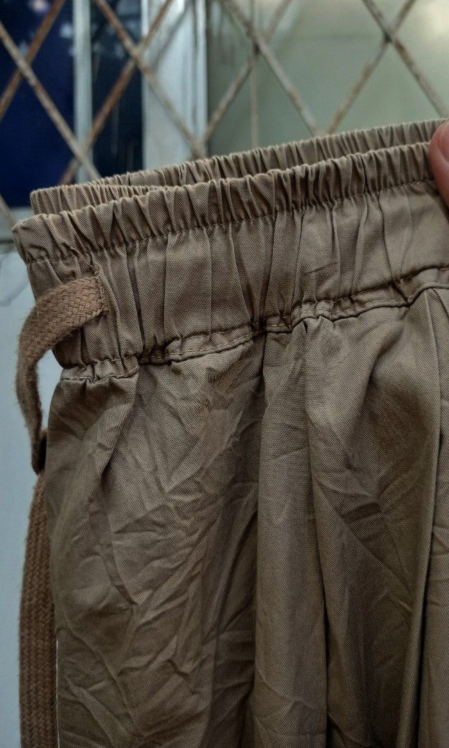 Highwaist coffee brown wide squarepants (Category: Other Bottoms) located in Davao. Submitted by kannikasok1987 (Listing ID 1468323097, Image 2). Description: cotton Wd side pocket Waist 27-36 (garterize) L 30 good as new.