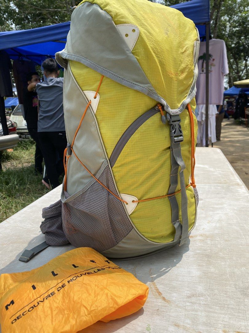 Hiking Backpack (Category: Backpacks) located in Kuala Lumpur. Submitted by syafiqaiman92 (Listing ID 1468430721, Image 2). Description: item original cover rain ada warna masih cun tiada kerosakkan zip semua lancar rm50 boleh pickup atau pos lokasi selising pasir puteh kelantan serius buyer sahaja wsp oI6877_448I.