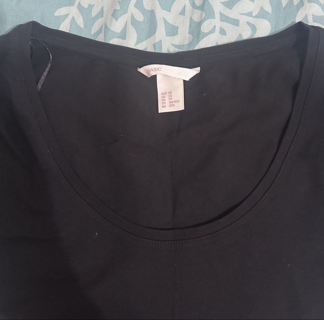 H&M Basic Black Scoop Neck T-Shirt Size XS (Category: Shirts) located in Palo. Submitted by kaleidoscope_676 (Listing ID 1468295911, Image 2). Description: - Brand: H&M - Color: Black - Size: XS - Style: Classic scoop neck, short sleeves, fitted silhouette - Condition: Clean tag, excellent everyday basic - Pairing: Versatile piece that matches with anything.