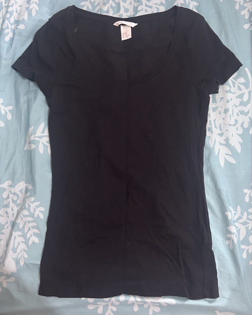 H&M Basic Black Scoop Neck T-Shirt Size XS (Category: Shirts) located in Palo. Submitted by kaleidoscope_676 (Listing ID 1468295911, Image 1). Description: - Brand: H&M - Color: Black - Size: XS - Style: Classic scoop neck, short sleeves, fitted silhouette - Condition: Clean tag, excellent everyday basic - Pairing: Versatile piece that matches with anything.