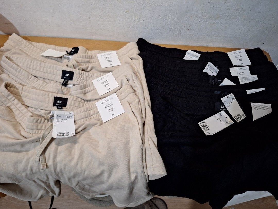 H&M basic shorts black and beige (Category: Shorts) located in Muntinlupa City. Submitted by kstefanomela14 (Listing ID 1468460286, Image 1). Description: brandnew legit h&m shorts M, L, XL best for giveaways and gifts this coming season cod cop lalamove lbc j&t.