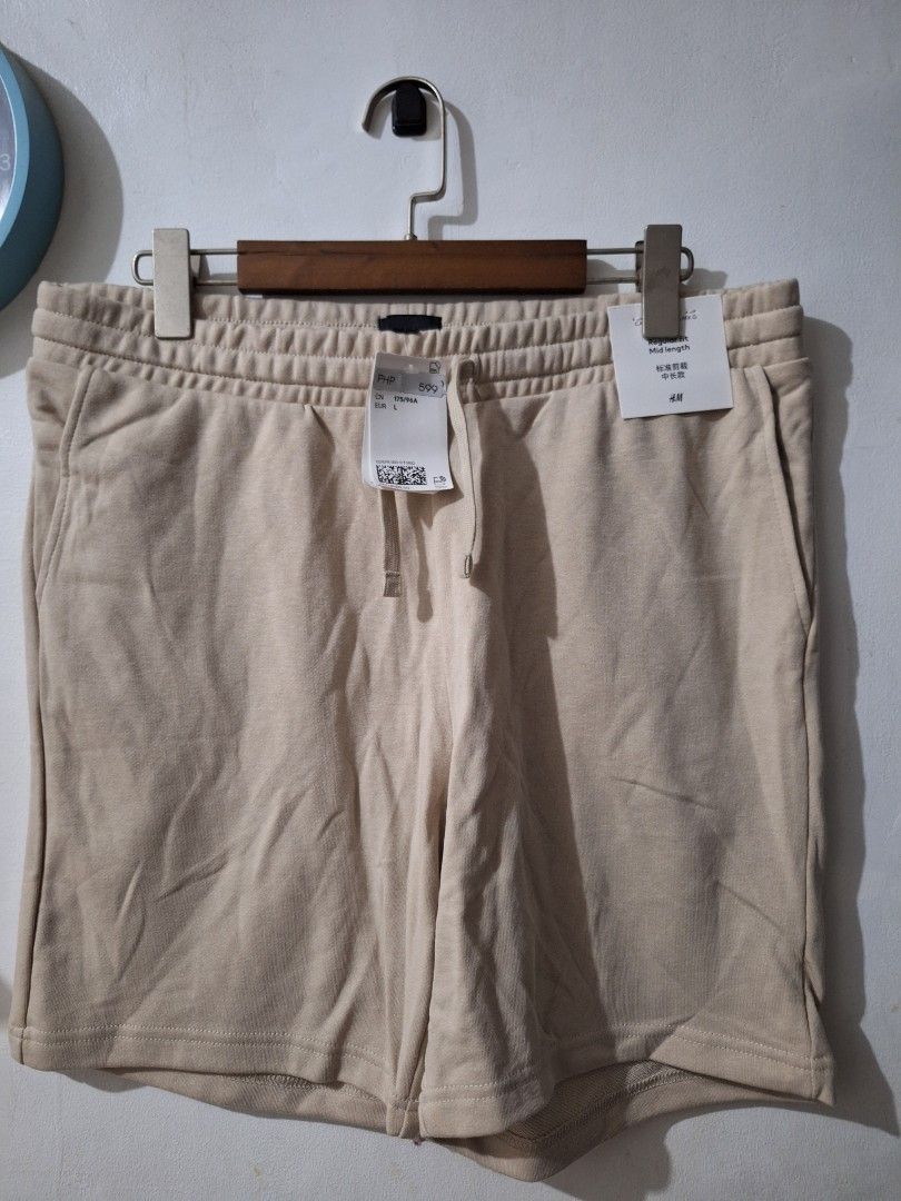 H&M basic shorts black and beige (Category: Shorts) located in Muntinlupa City. Submitted by kstefanomela14 (Listing ID 1468460286, Image 3). Description: brandnew legit h&m shorts M, L, XL best for giveaways and gifts this coming season cod cop lalamove lbc j&t.