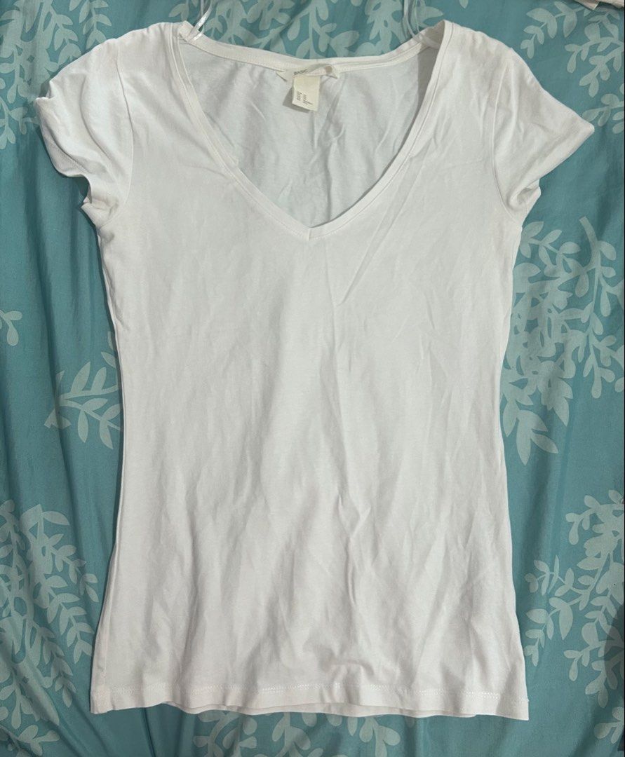 H&M Basic White V-Neck T-Shirt (Category: Shirts) located in Palo. Submitted by kaleidoscope_676 (Listing ID 1468295650, Image 1). Description: - Brand: H&M Basic - Style: White V-neck t-shirt with short sleeves and slim fit silhouette - Size: XS (EUR/US XS) - Material: Soft and comfortable cotton blend - Condition: Excellent, wardrobe staple - Pairing: Easily matches with jeans or skirts.