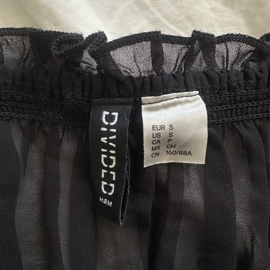 H&M Black Ruffled Camisole (Category: Sleeveless) located in Manila. Submitted by lovedby.k (Listing ID 1468334310, Image 2). Description: 𝗜𝘁𝗲𝗺 𝗗𝗲𝘁𝗮𝗶𝗹𝘀: Condition: 9/10 in mint condition! Size: S on tag - slightly sheer - gaterized/stretchy 𝗠𝗼𝗱𝗲𝗹’𝘀 𝗠𝗲𝗮𝘀𝘂𝗿𝗲𝗺𝗲𝗻𝘁𝘀: Bust 34-36, Size S-M, Height 5’5 🔖 All items are 𝗽𝗿𝗲𝗼𝘄𝗻𝗲𝗱! .