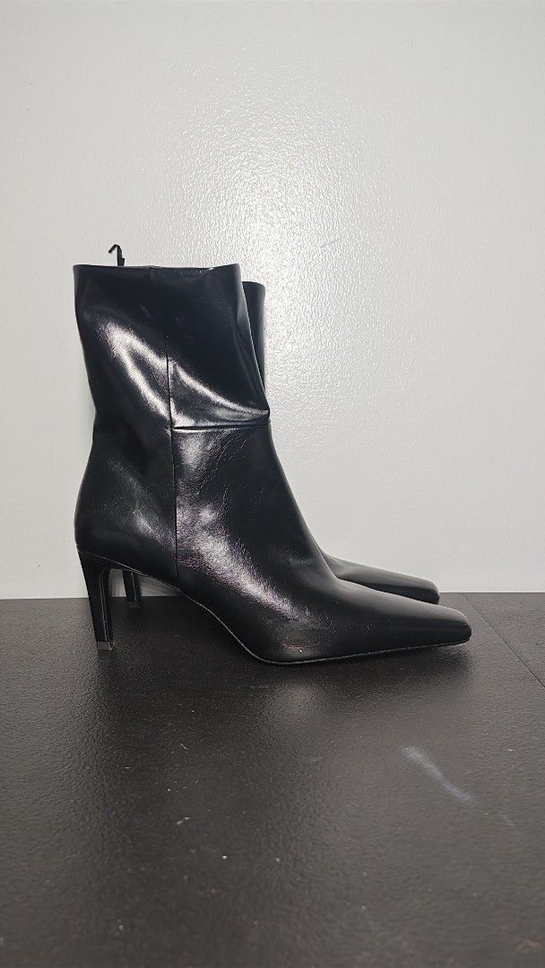 H&M Black Square Toe Heeled Boots (Category: Boots) located in Manila. Submitted by chubbychic553 (Listing ID 1468295528, Image 2). Description: - Brand: H&M - Color: Black with a chic glossy finish - Size: EU 40 - Style: Square toe front with a slim kitten heel - Closure: Inner ankle zipper for easy wear Php 800.