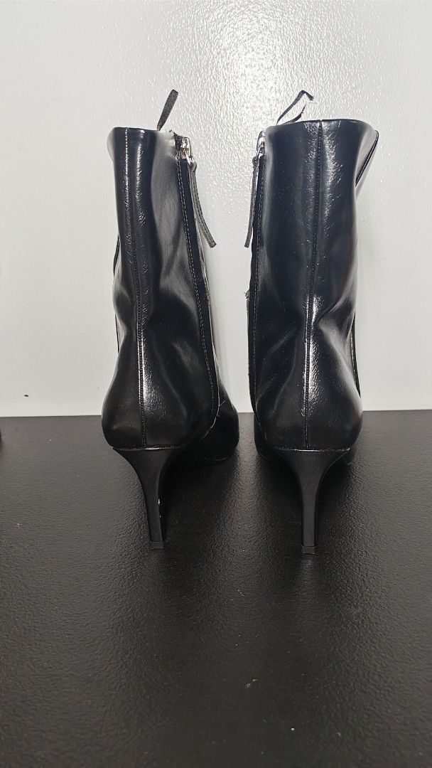 H&M Black Square Toe Heeled Boots (Category: Boots) located in Manila. Submitted by chubbychic553 (Listing ID 1468295528, Image 3). Description: - Brand: H&M - Color: Black with a chic glossy finish - Size: EU 40 - Style: Square toe front with a slim kitten heel - Closure: Inner ankle zipper for easy wear Php 800.