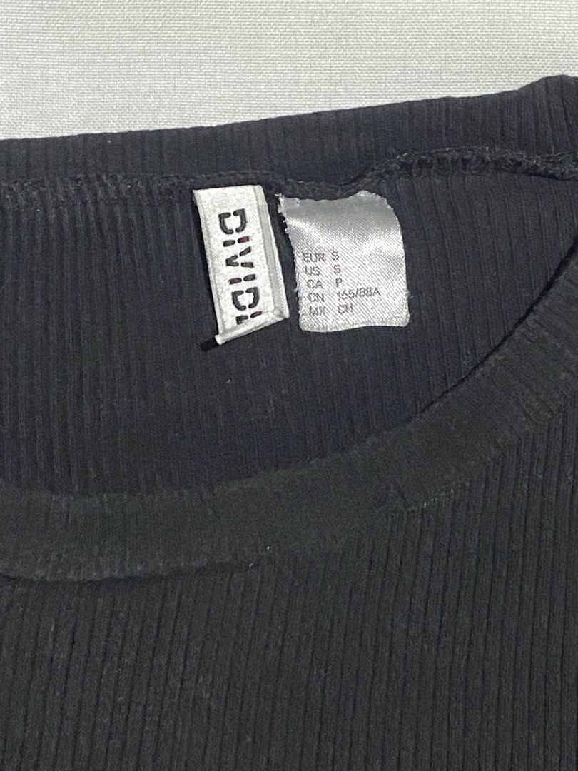 H&M Cropped Top in Dark Gray (Category: Shirts) located in Makati City. Submitted by weirdshopping (Listing ID 1468288832, Image 2). Description: Selling pre-loved clothes! DETAILS: ~ All items are in good condition. - BRANDED - All clothes are sanitized before delivery. ~ Mode of Payment: Cash & Gcash - Available for delivery c/o by costumer: Lalamove, Grab, Angkas ~ Location: Guadalupe Viejo, Makati ~ FOR meet up, pick up, & delivery! (Delivery