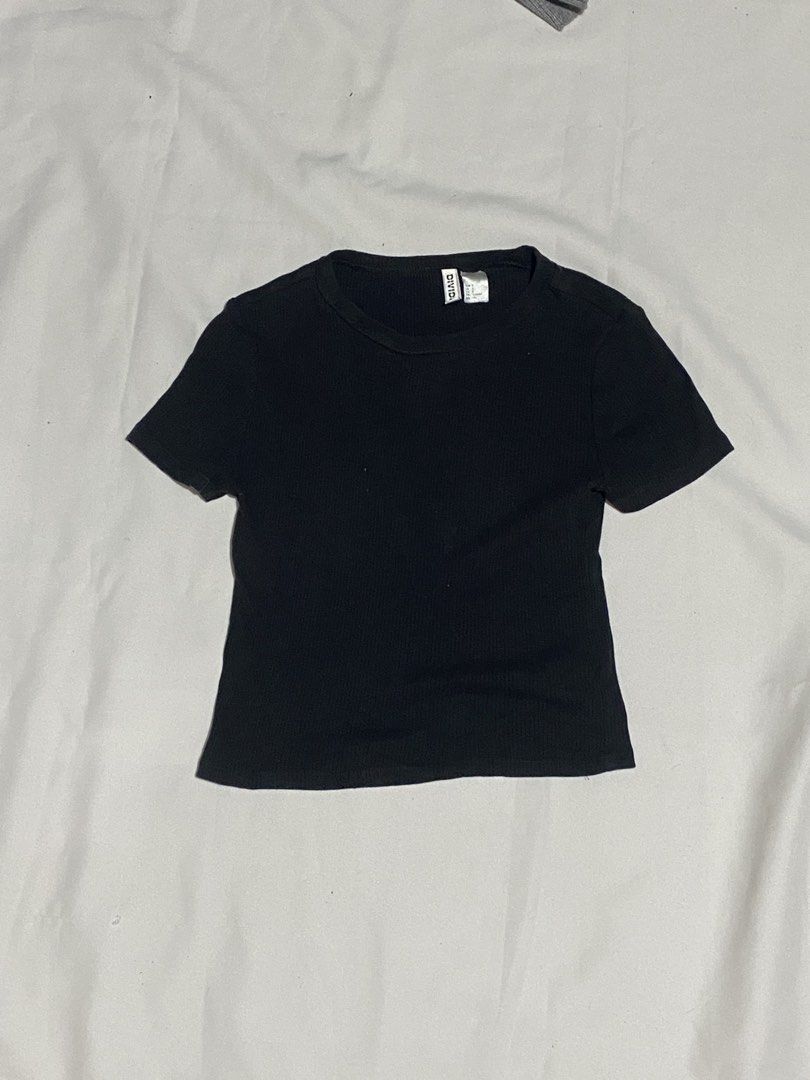 H&M Cropped Top in Dark Gray (Category: Shirts) located in Makati City. Submitted by weirdshopping (Listing ID 1468288832, Image 1). Description: Selling pre-loved clothes! DETAILS: ~ All items are in good condition. - BRANDED - All clothes are sanitized before delivery. ~ Mode of Payment: Cash & Gcash - Available for delivery c/o by costumer: Lalamove, Grab, Angkas ~ Location: Guadalupe Viejo, Makati ~ FOR meet up, pick up, & delivery! (Delivery