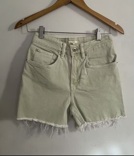 (Category: ) located in . Submitted by ourburstingwardrobe_ (Listing ID 1468359591, Image 1). Description: .