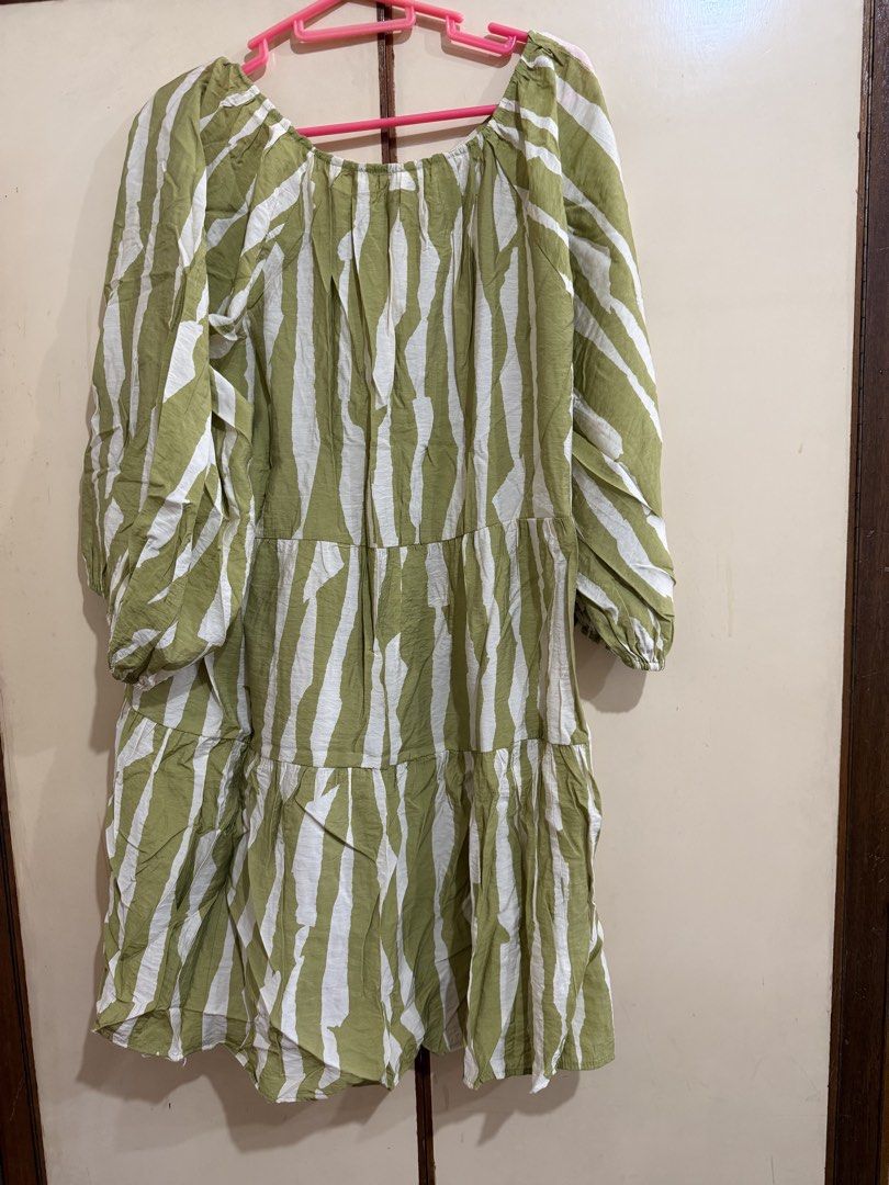 H&M Green Dress Large (Category: Dresses) located in Manila. Submitted by preloved_new_forsale (Listing ID 1468352350, Image 2). Description: .