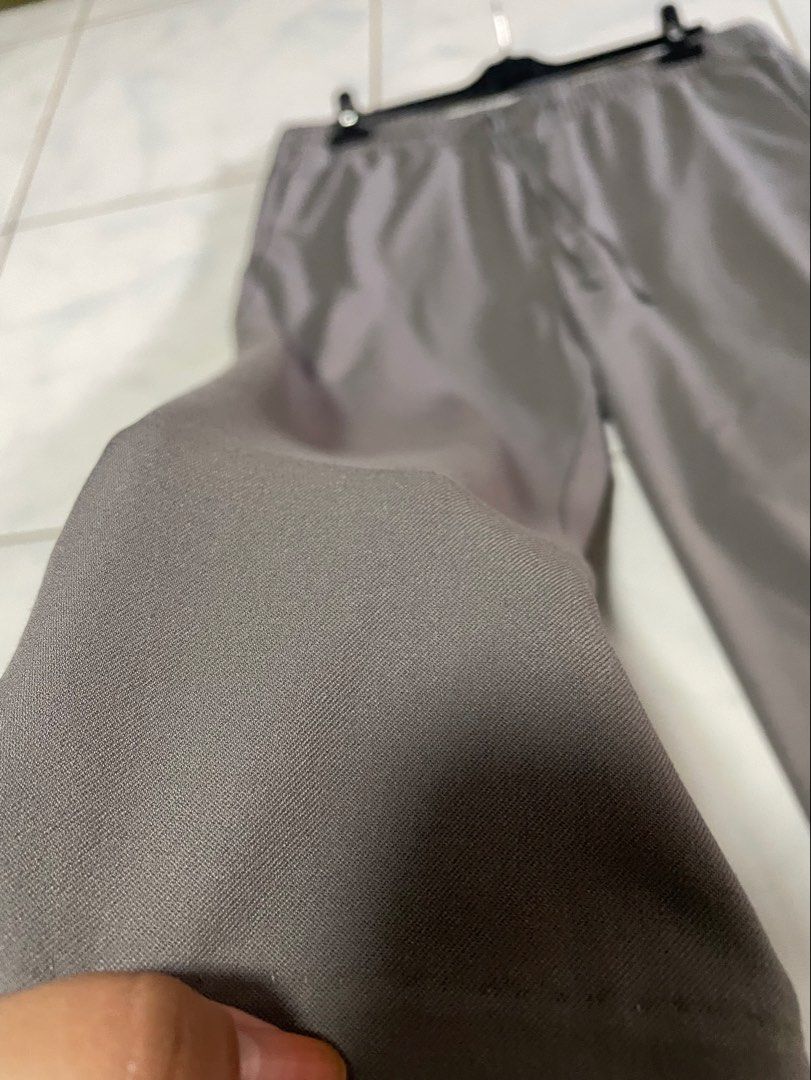 H&M Grey Slim Fit Drawstring Trousers XL (Category: Trousers) located in Indang. Submitted by itsginnpom (Listing ID 1468296916, Image 3). Description: H&M Men’s Grey Slim-Fit Trousers Details: Brand: H&M Size: XL (as indicated on the tag) Fit: Slim Fit Color: Gray • Elastic waistband with drawstring • Side pockets • Stretchy fabric 📩 Message me for inquiries! 📍Indang, Cavite Meetup: Indang, Bayan • can ship via Lalamove if malayo area • no COD