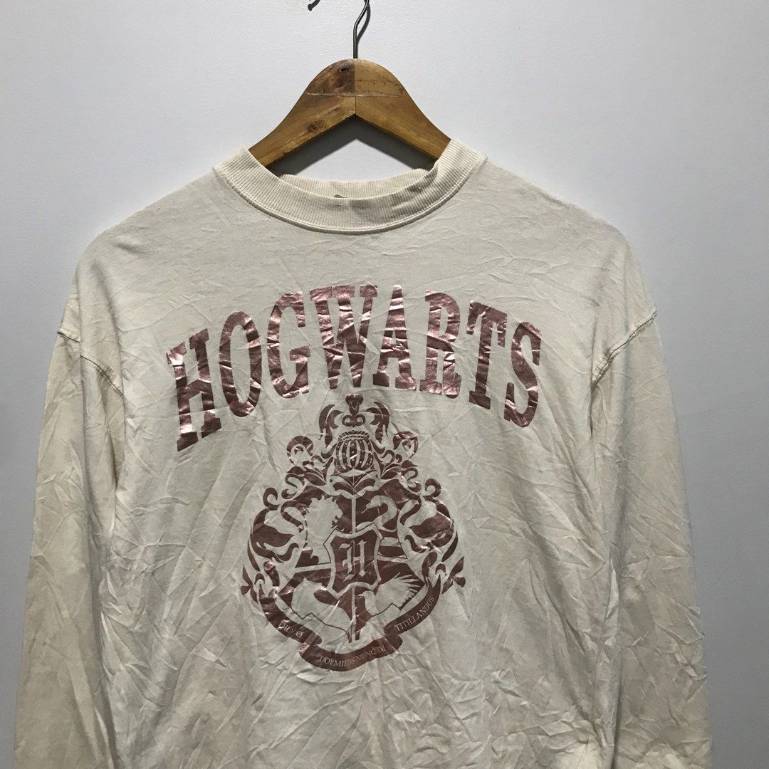 H&M HOGWARTS| HARRY POTTER Graphic Longsleeve (Category: Longsleeves) located in Cavite. Submitted by tanya.valentin (Listing ID 1468389357, Image 2). Description: - 20x22.