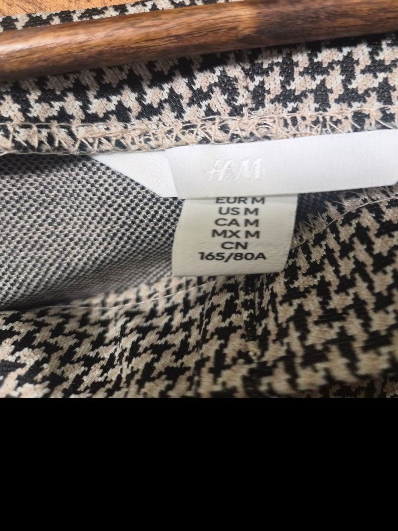 H&M Houndstooth Flare Trousers Size M (Category: Jeans) located in Manila. Submitted by prelovedbyc.hannah (Listing ID 1468441038, Image 3). Description: - Brand: H&M - Pattern: Classic houndstooth (Black, beige, and white) - Fit: Flare cut legs - Size: Medium - Condition: Excellent, clean, no flaws noted - Versatile for both casual days and the office.