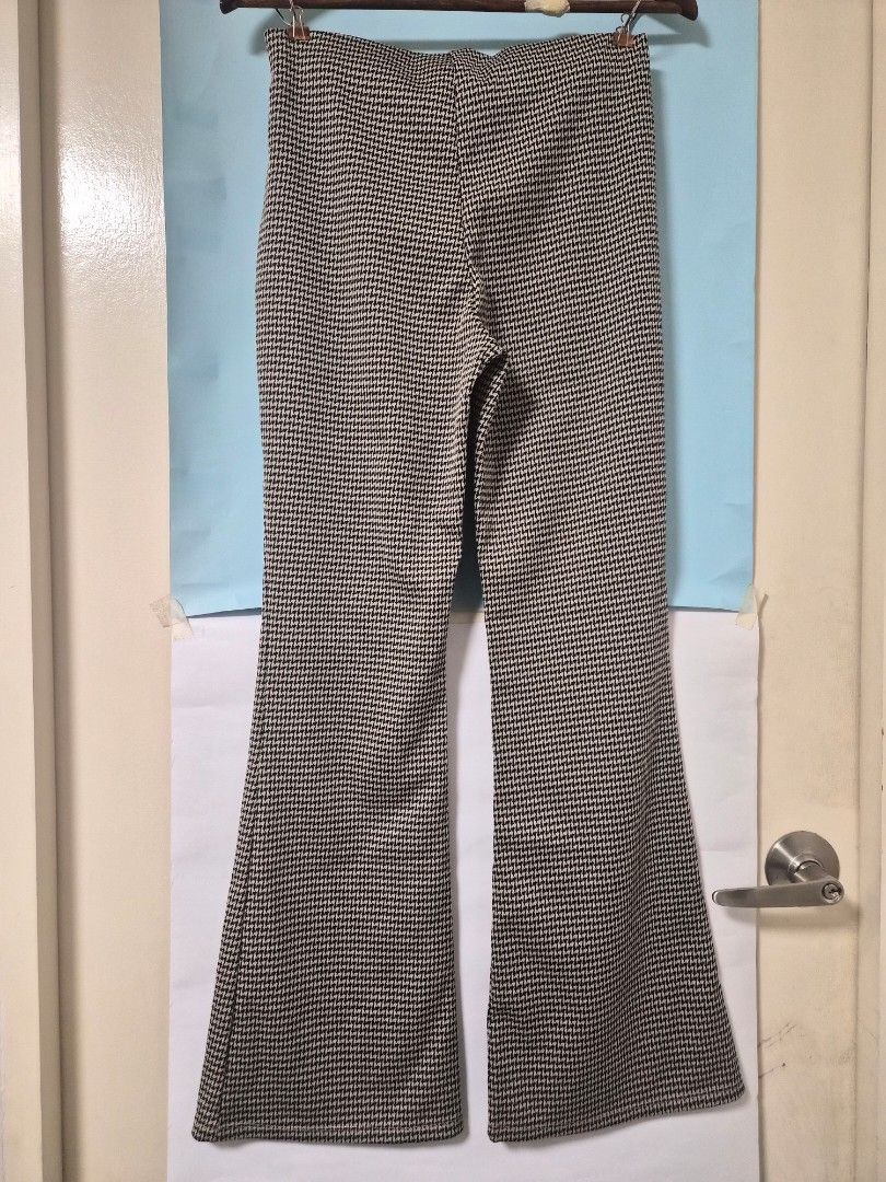 H&M Houndstooth Flare Trousers Size M (Category: Jeans) located in Manila. Submitted by prelovedbyc.hannah (Listing ID 1468441038, Image 2). Description: - Brand: H&M - Pattern: Classic houndstooth (Black, beige, and white) - Fit: Flare cut legs - Size: Medium - Condition: Excellent, clean, no flaws noted - Versatile for both casual days and the office.