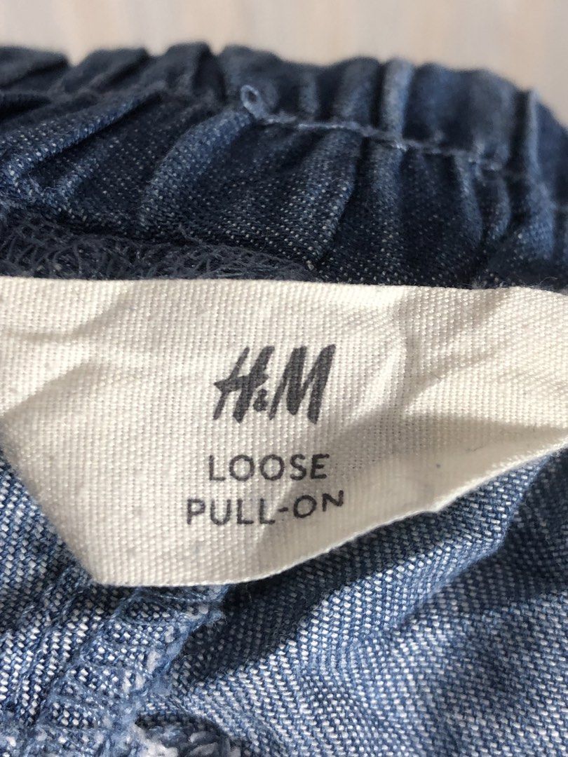 H&M Kids Soft Denim Baggy Pull-On Pants (Category: Babies & Kids Fashion) located in Montevista. Submitted by rdthriftshub (Listing ID 1468377561, Image 2). Description: - Brand: H&M - Item: Loose pull-on baggy pants for kids - Material: Soft denim with comfortable elastic garterized waistband - Size: Fits 5 to 6 years old - Measurements: Waistline 20-22 inches, Length 22 inches - Condition: Very good overall condition.