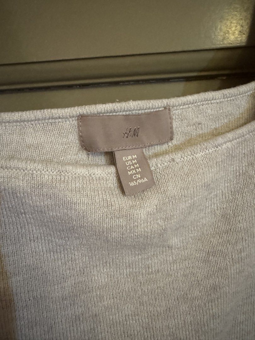 H&M Knit Top (Category: Sleeveless) located in Manila. Submitted by gabwie (Listing ID 1468406046, Image 1). Description: - Brand: H&M - Item: Sleeveless Knit Top - Color: Cream / Beige - Size: Medium (EUR M / US M) - Design: Square neckline with ribbed bottom hem - Condition: Excellent, well-maintained.