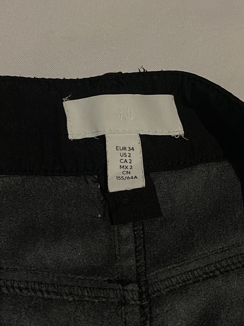 H&M Leather Pants (Category: Jeans) located in Makati City. Submitted by weirdshopping (Listing ID 1468298724, Image 3). Description: Selling pre-loved clothes! DETAILS: ~ All items are in good condition. - BRANDED - All clothes are sanitized before delivery. ~ Mode of Payment: Cash & Gcash - Available for delivery c/o by costumer: Lalamove, Grab, Angkas ~ Location: Guadalupe Viejo, Makati ~ FOR meet up, pick up, & delivery! (Delivery fee is hand