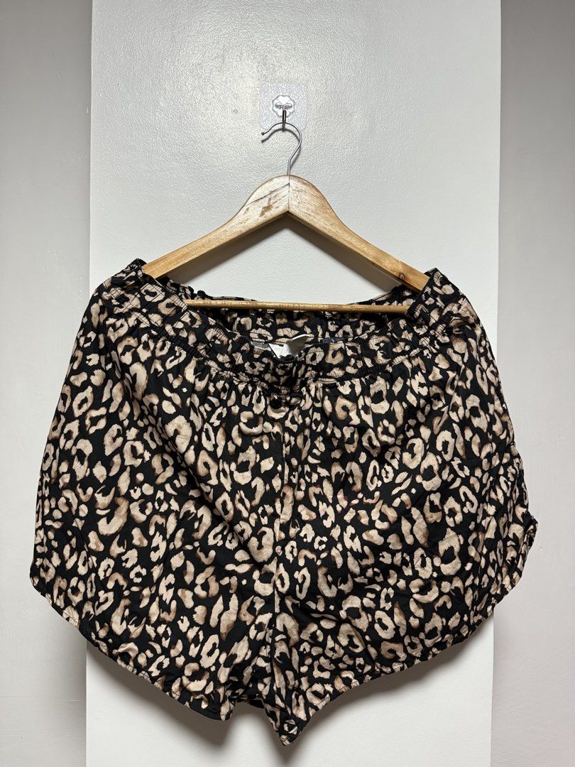 H&M Leopard Print Athletic Shorts (Category: Activewear) located in Cauayan City . Submitted by msdianavarro (Listing ID 1468458677, Image 1). Description: Like new.