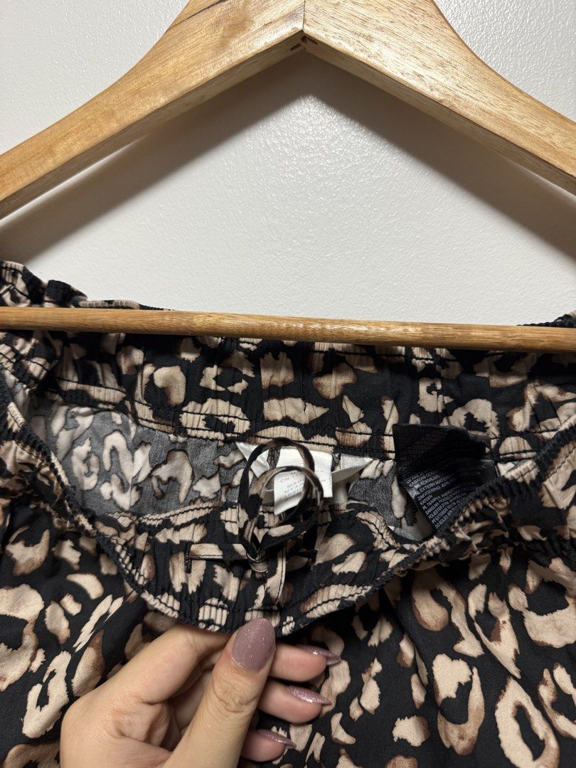 H&M Leopard Print Athletic Shorts (Category: Activewear) located in Cauayan City . Submitted by msdianavarro (Listing ID 1468458677, Image 2). Description: Like new.