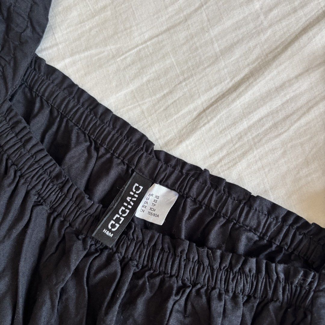 H&M Peplum Crop Black Bustier Puff Sleeve (Category: Longsleeves) located in Binan City. Submitted by myprelovedhaul (Listing ID 1468337075, Image 2). Description: - fits xs to medium - no when worn photos! - last price posted! - please message only if sure buyer! - limited replies only. - Available unless mark as sold. - Ship via j&t or lalamove for same day. -Mode of payment: Gcash 📍Biñan Laguna .