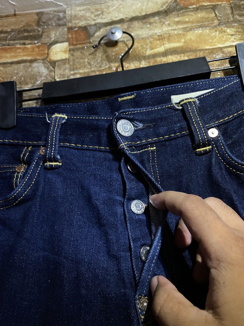 HM SELVEDGE WEAVE SLIM JEANS (Category: Jeans) located in Cebu City. Submitted by arsenyong (Listing ID 1468449115, Image 3). Description: Waist:30-32 Length :38 Hem :6 Excellent No issue Button fly .
