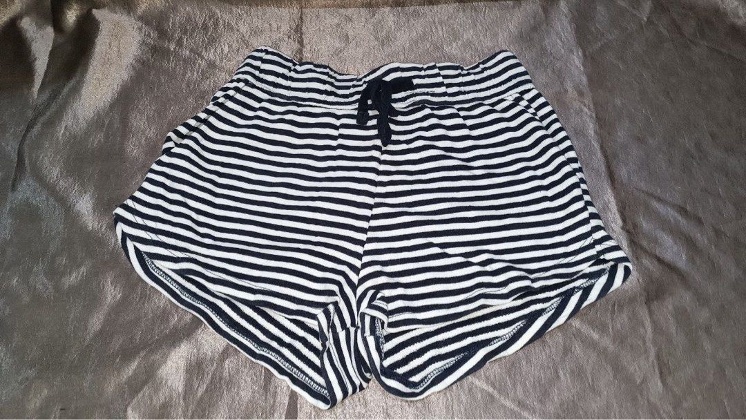 H&M Striped Drawstring Shorts XS (Category: Shorts) located in Valenzuela. Submitted by nixs2722 (Listing ID 1468449593, Image 1). Description: -GC PAYMENT -SF c/o BUYERS - Brand: H&M Basics - Size: US XS / CA TP - Color: Black and white striped - Material: Soft French terry fabric - Features: Elastic waistband with adjustable black drawstring, dolphin hem, and side pockets - Origin: Made in Bangladesh.