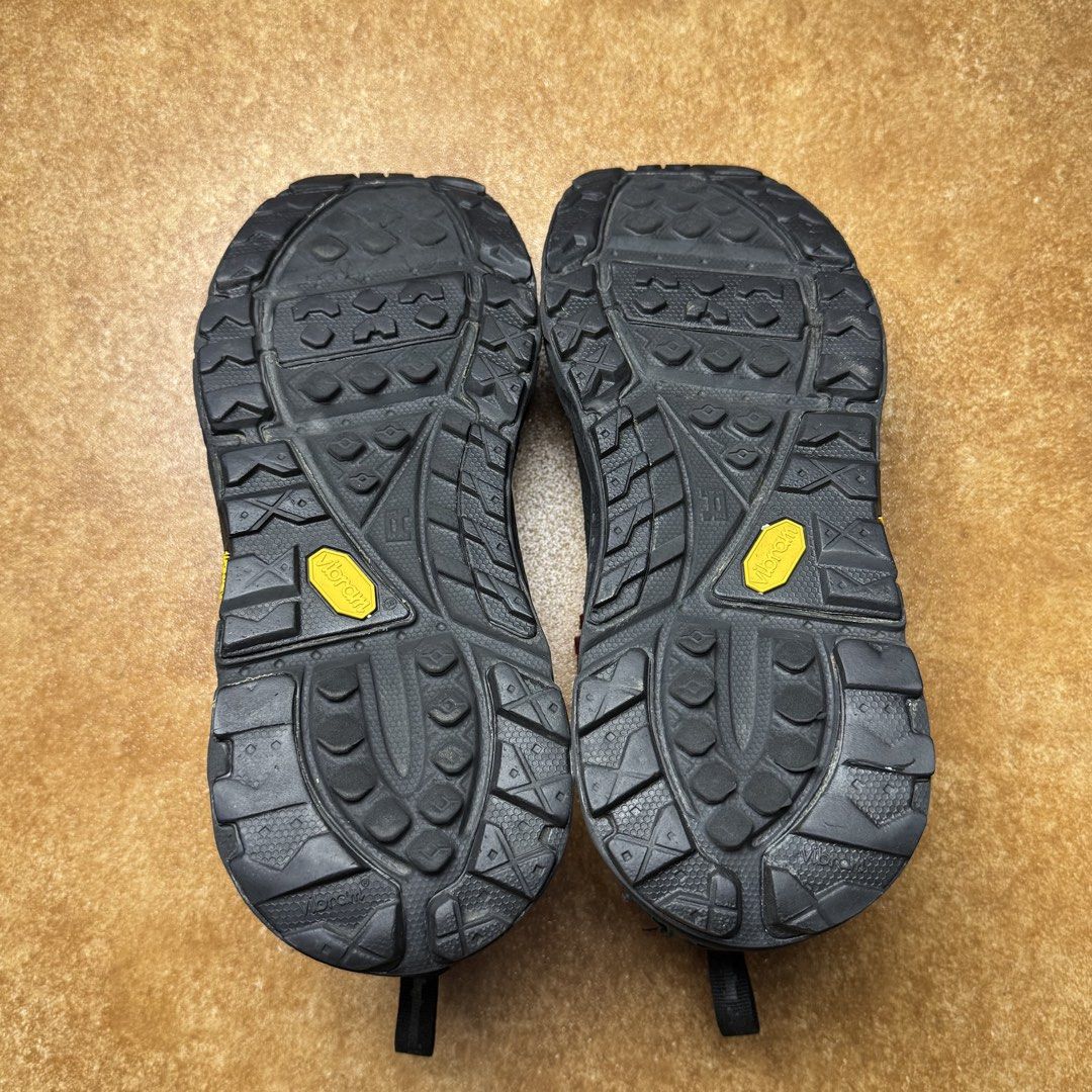 HOKA TOR ULTRA (Category: Sneakers) located in Panabo. Submitted by shoerarefinds (Listing ID 1468302628, Image 2). Description: HÓKÄ TÒŘ ÙLȚŘA SIZE: CM 5.5 / EURO 40⅔/ US 7.5 Excellent condition, fix sockliner LOCATION: PANABO CITY, DAVAO DEL NORTE, 8105 1800 FREESHIPPING.