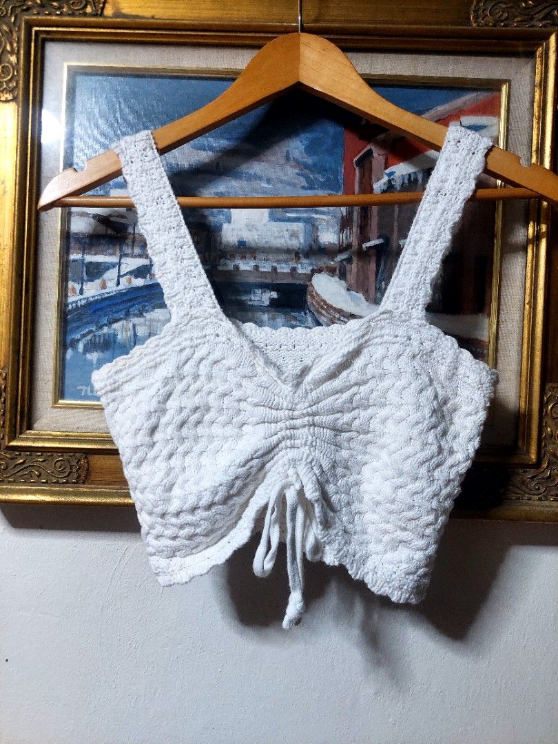 Hollister crop top (Category: Blouses) located in Santa Rosa. Submitted by roycerocus (Listing ID 1468328932, Image 1). Description: looks new size xs fit to small.