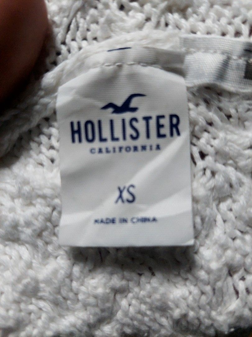 Hollister crop top (Category: Blouses) located in Santa Rosa. Submitted by roycerocus (Listing ID 1468328932, Image 3). Description: looks new size xs fit to small.