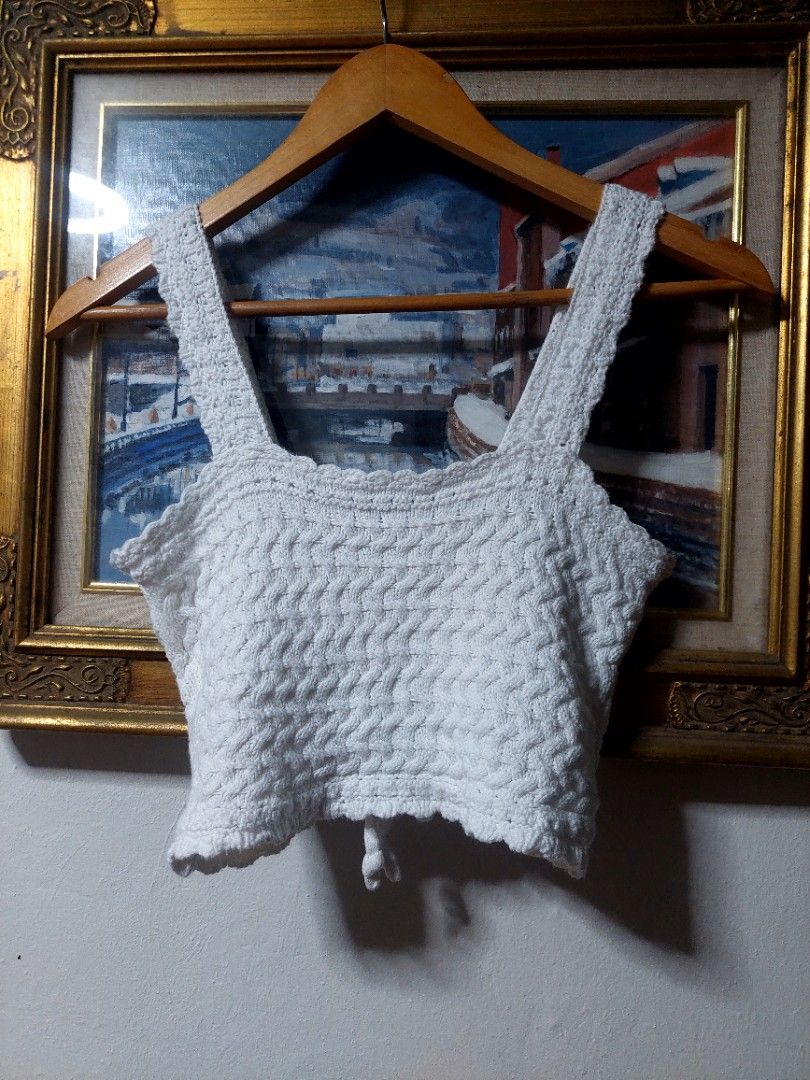 Hollister crop top (Category: Blouses) located in Santa Rosa. Submitted by roycerocus (Listing ID 1468328932, Image 2). Description: looks new size xs fit to small.
