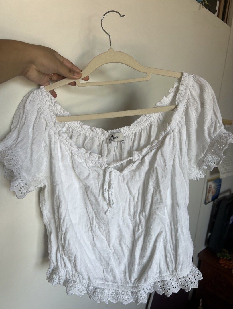 Hollister White Top (Category: Sleeveless) located in Makati City. Submitted by lilylovesxo (Listing ID 1468385146, Image 3). Description: - No when worn - no flaws - best fits medium frames .