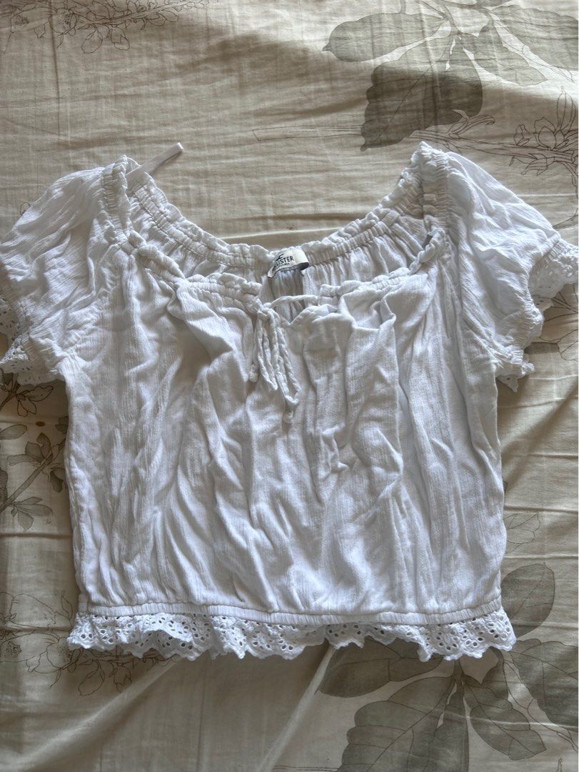 Hollister White Top (Category: Sleeveless) located in Makati City. Submitted by lilylovesxo (Listing ID 1468385146, Image 1). Description: - No when worn - no flaws - best fits medium frames .
