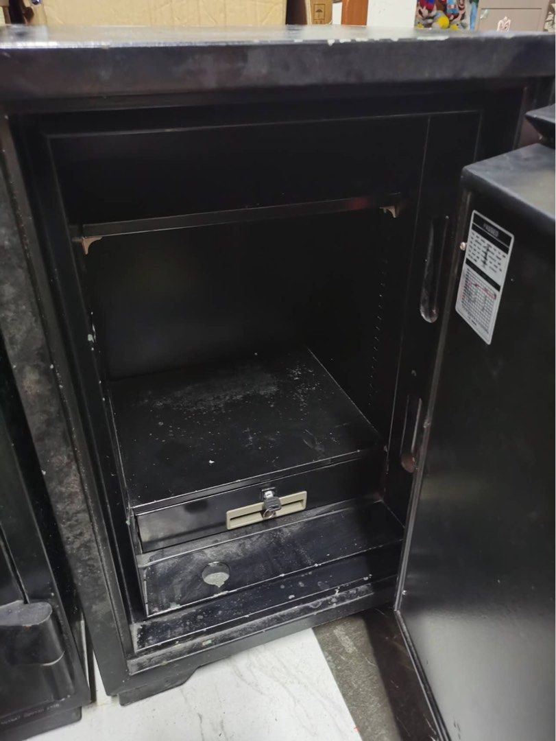 Honeywell vault (Category: Safe) located in Manila. Submitted by ivyfv04 (Listing ID 1468464927, Image 2). Description: Honeywell vault Key only, no password Minimal scratch Fire proof Heavy.