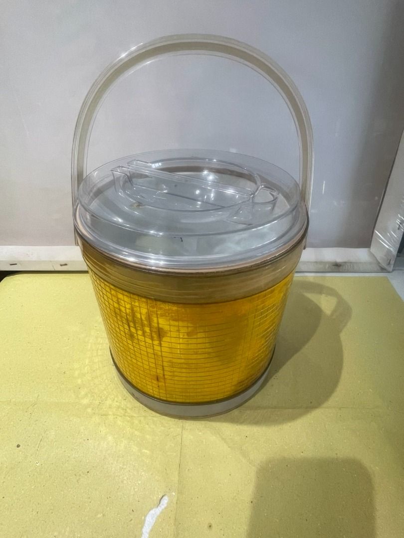 Ice Bucket (Category: Other Kitchenware & Tableware) located in Quezon City. Submitted by foxsquaredeals (Listing ID 1468367429, Image 1). Description: with visible stain MOP:Gcash/Bank Transfer.