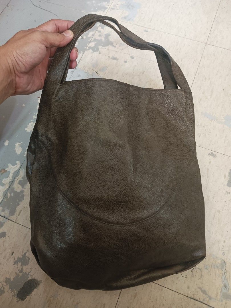 Il Bisonte Leather Hobo Shoulder Bag Olive Green (Category: Luxury Bags & Wallets) located in Quezon City. Submitted by arvietekto (Listing ID 1468363479, Image 1). Description: - Authentic Il Bisonte shoulder bag crafted in Italy by W.A. di Filippo - Premium genuine textured leather in a versatile olive green shade - Sturdy top handle and secure zip closure for daily use - Dark fabric-lined interior complete with a convenient slip pocket - Signa