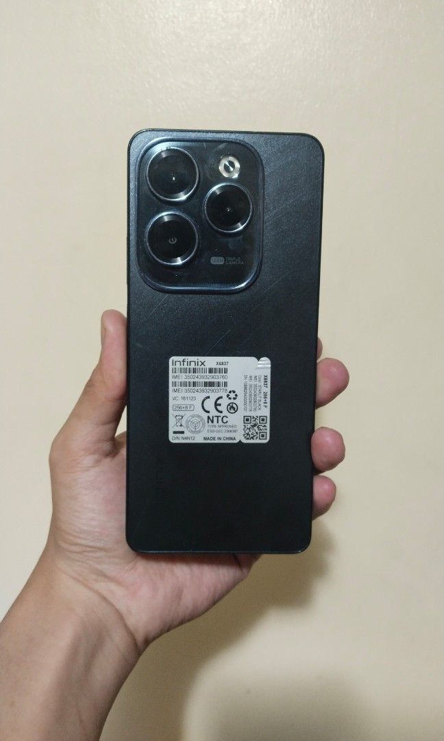 Infinix Hot 40 Pro 256gb (Category: Android Others) located in Manila. Submitted by kaikiyo0727 (Listing ID 1468436751, Image 2). Description: good working condition sobrang linaw ng camera minimal issue lang 2 burn na maliit sa screen (see last picture) hindi masyadong halata pero ideclare ko parin yan. sobrang mura na nyan. reasonable na sa price..