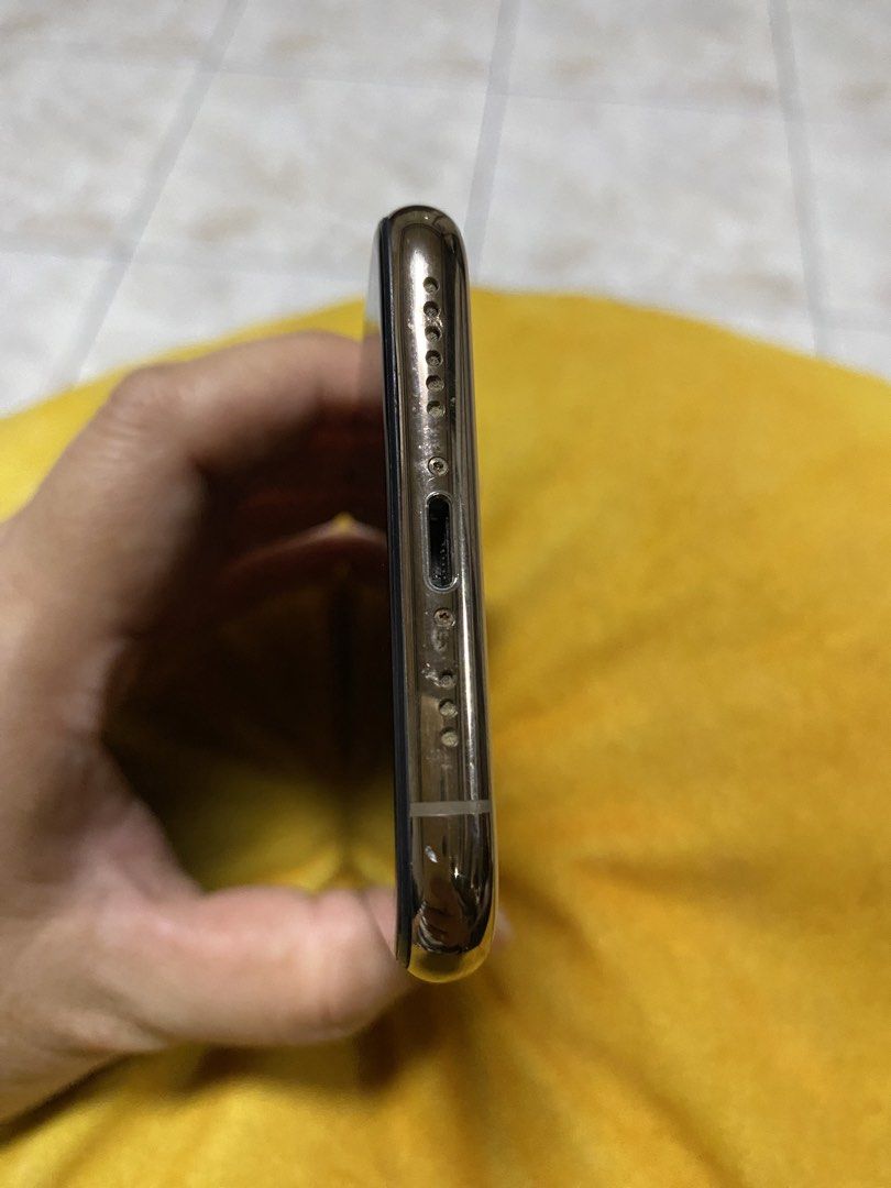 Iphone 11 pro 256gb (Category: iPhone 11 Series) located in San Mateo. Submitted by domski23 (Listing ID 1468288922, Image 3). Description: - Brand/Model: iPhone 11 Pro - Storage Capacity: 256GB - Color: Gold - Condition Notes: Battery needs service, display shows 'Unknown Part' warning, Face ID has an issue - Physical Appearance: Gentle signs of use around the frame as shown in photos - Meetup Location: SM City San Mateo, Rizal 73bh .