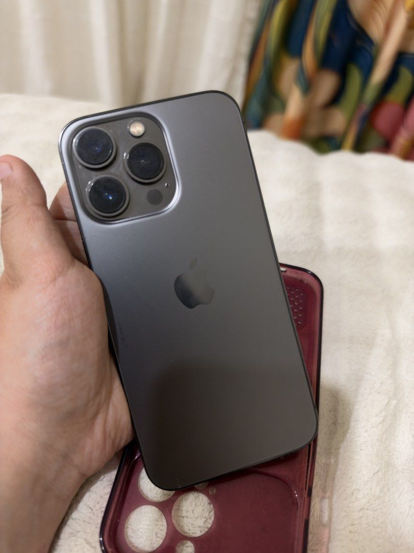 iPhone 13 Pro 256gb (Category: iPhone 13 Series) located in Mandaluyong City. Submitted by sandylingling94 (Listing ID 1468395912, Image 2). Description: - Model: iPhone 13 Pro - Storage: 256GB - Color: Graphite - Condition: Pre-loved, well-maintained (see actual photos) - BH 72% - true tone and Face ID working - no issues! No iCloud, factory reset - Meetup Location: MRT Stations, Mandaluyong, or Pampanga area.