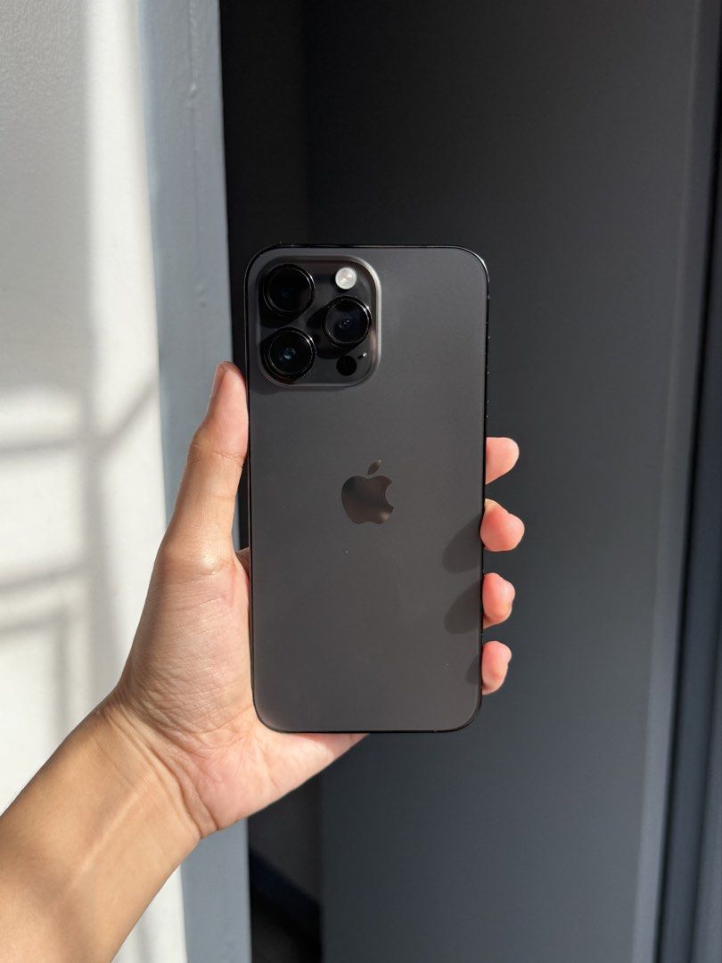 Iphone 14 Pro Max 256gb (Space Black) (Category: iPhone 14 Series) located in Malabon City. Submitted by mangwelsss (Listing ID 1468285562, Image 3). Description: iPhone 14 Pro Max Space Black 256gb 82% Battery Health Factory Unlocked NTC Local Variant IOS 27 No issue No history of repair Only few paint chips on sides, not a big deal Phone's running in excellent condition Comes with original Box (same imei) Cord Cases Unli check and unli reset up